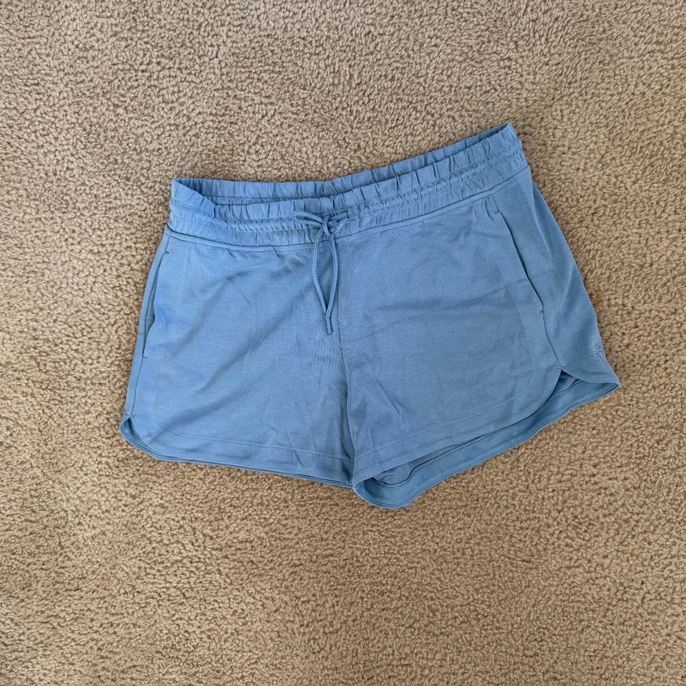 Seasoft mid  rise 4” women’s Athleta shorts, size large